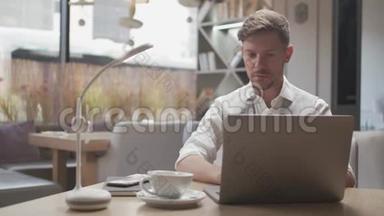 商人坐在咖啡馆里工作。 使用计算机设备的人。 务和创业精神..
